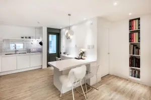 화이트 아일랜드 키친과 딥그린 포인트 주방